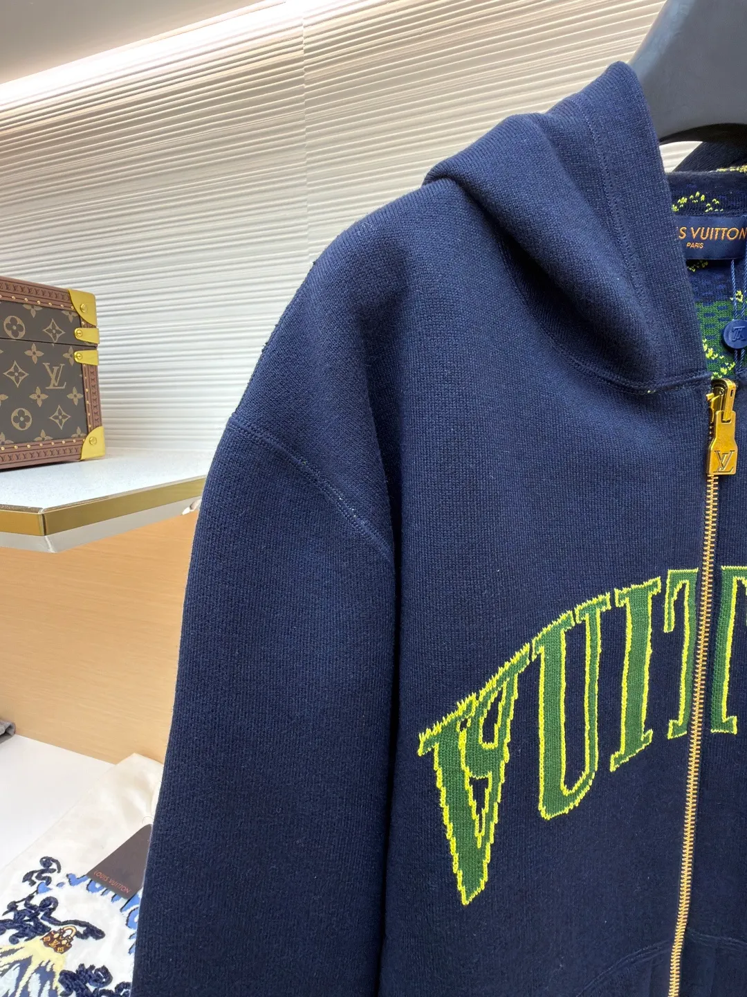 LOUIS VUITTON double-sided cotton-wool blended knitted hoodie ●Original version: Purchased and developed for 27999 ●Item number: 1681379-C50 ●Fabric: cotton fabric ●Technology: knitted jacquard production ●Color: blue-green ●Version: fitted version ●Weight: about 1415 grams ●Size: S-M-L-XL ●Description: Made of cotton-blend knitted fabric, one side is fully printed with the brand's classic Monogram pattern, with green and blue contrasting colors and jacquard craftsmanship, which makes the brand recognizable; the other side is mainly navy blue, with brand letters embroidered on the chest, which is simple and elegant; the hooded design is casual and casual, and can be worn in two ways to unlock various styles to meet the needs of different dressing scenes; the overall version is loose and comfortable, and is tolerant, making it easy to create a trendy and high-end sense. This jacket adopts a double-sided design. One side is mainly navy blue with fluorescent green brand letter jacquard, and the other side is a full-length LV classic logo jacquard spliced ​​with navy blue and green stripes, presenting a diverse style. It has a hooded design and a brand-customized gold zipper, which makes it luxurious and easy to put on and take off. In the weaving process, precision jacquard knitting technology is used. The pattern texture on the front and back sides is clear and three-dimensional, and the yarn is woven tightly and evenly, ensuring that the fabric is soft, skin-friendly and has a good crisp feel. The double front chest pocket design is both practical and beautiful. From jacquard weaving to zipper material selection, every process reflects the brand's strict requirements for craftsmanship. It combines double-sided wear creativity with high-end knitting technology to present a luxurious item with both fashionable recognition and wearable texture. The overall wiring is straight and delicate, the fabric is comfortable and soft, and the color is consistent without color difference. It can be matched with the same style to create a fashionable look and control various occasions. Customized accessories, complete with three standards, same style for men and women!